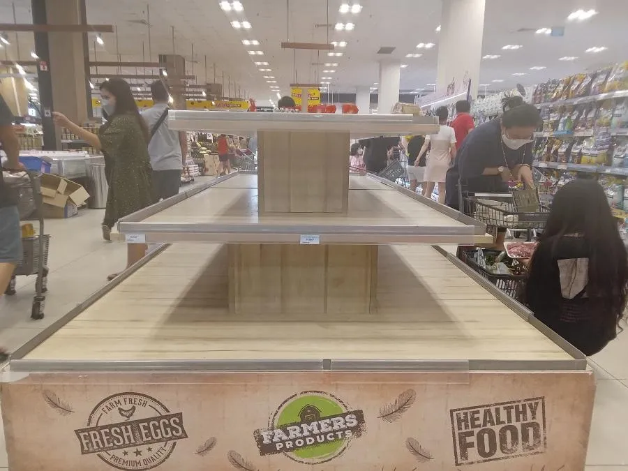 Kệ trứng tại siêu thị Aeon mall Tân Phú vào tối ngày 20-4 không còn loại nào. ẢNH: TÚ UYÊN