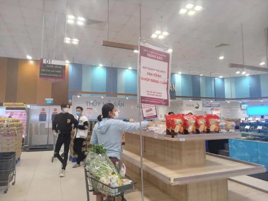 Các tầng trưng bày trứng gà, vịt không còn nhiều. ẢNH: TÚ UYÊN