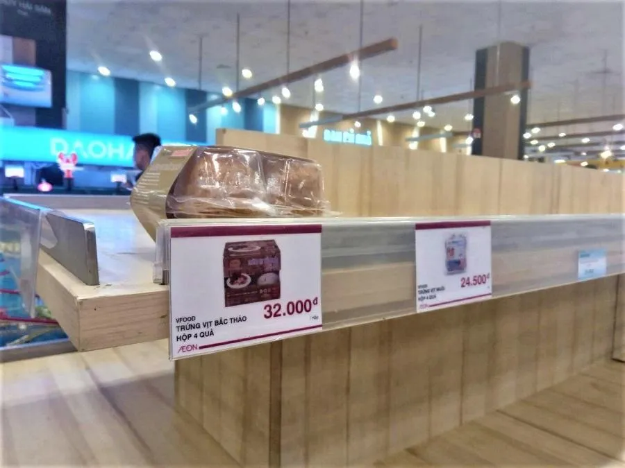 Trên kệ siêu thị chỉ còn 1 hộp trứng bắc thảo. ẢNH: TÚ UYÊN