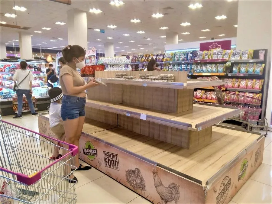 Trên kệ hàng chỉ còn vài vỉ trứng cút. ẢNH: TÚ UYÊN