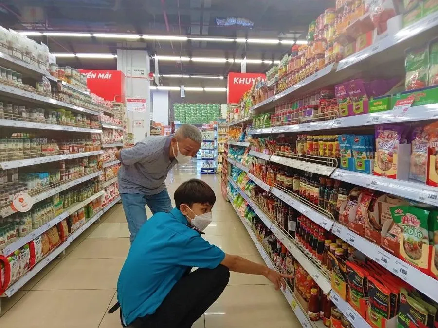 Người tiêu dùng tìm mua gia vị trong siêu thị. ẢNH: TÚ UYÊN Người tiêu dùng tìm mua gia vị trong siêu thị. ẢNH: TÚ UYÊN