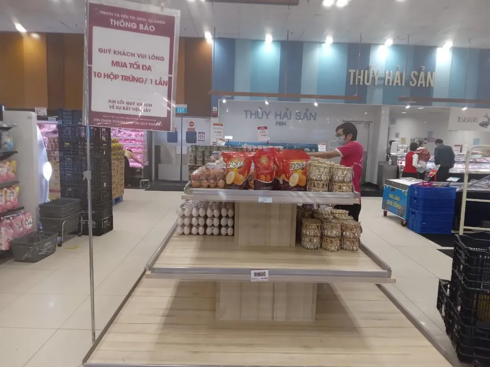 Đến 9 giờ 5 phút sáng toàn bộ trứng có giá tốt đã hết sạch. ẢNH: TÚ UYÊN Đến 9 giờ 5 phút sáng toàn bộ trứng có giá tốt đã hết sạch. ẢNH: TÚ UYÊN