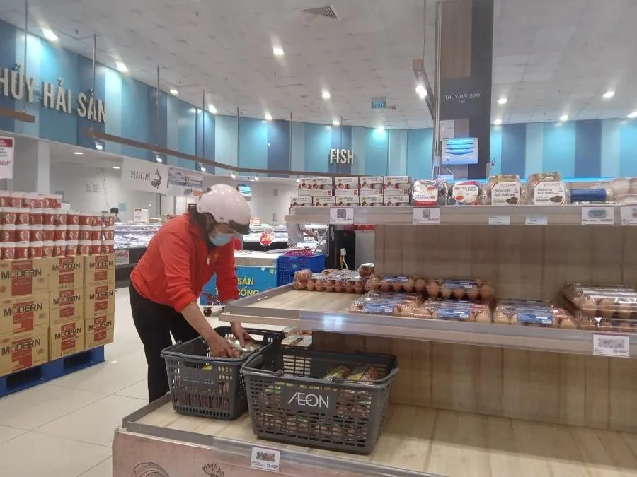 Khách hàng quay lại mua thêm. ẢNH: TÚ UYÊN Khách hàng quay lại mua thêm. ẢNH: TÚ UYÊN