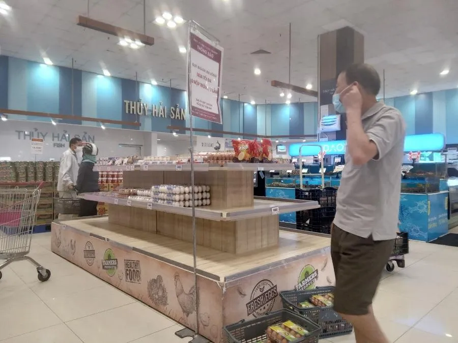 Khách hàng mua gần hết trứng giá tốt trên quầy kệ. ẢNH: TÚ UYÊN Khách hàng mua gần hết trứng giá tốt trên quầy kệ. ẢNH: TÚ UYÊN