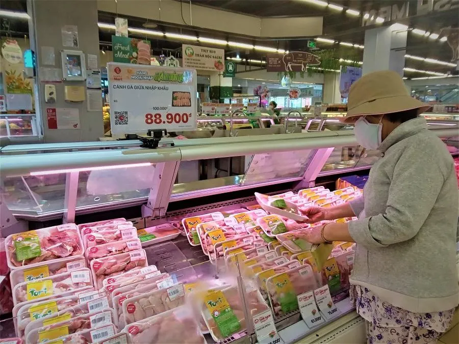 Nhiều siêu thị giảm giá đến 50% để kích cầu tiêu dùng trong dịp lễ 30-4. ẢNH: TÚ UYÊN