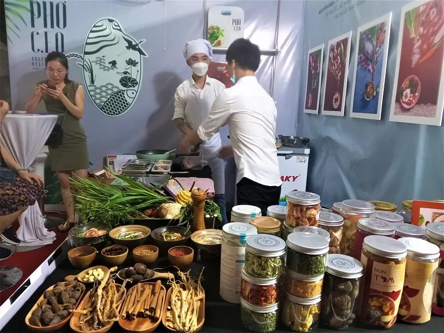 Khách tham quan được ăn miễn phí phở, bánh đa gà sữa, bún cá được làm từ các gia vị thiên nhiên. ẢNH: TÚ UYÊN Làm gia vị phở, bún... bán cho Nhật, kiếm trên 1 tỉ đồng/tháng 17/04/2022 (PLO)-Hàng năm Việt Nam xuất khẩu nhiều gia vị thô như quế, hồi, đinh hương, thảo quả…nhưng để phát triển tăng giá trị gia vị thô phải chuyển hóa sản xuất từ bếp ăn thành sản phẩm đóng gói