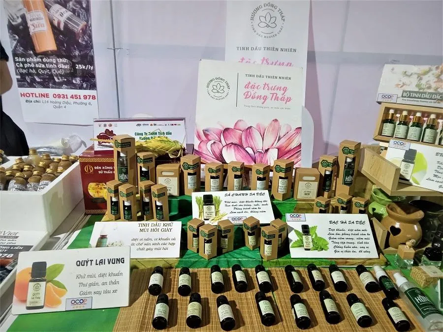 Bộ sưu tập tinh dầu gia vị Hương Đồng Tháp mang đến nhiều sản phẩm mới lạ cho khách tham quan. ẢNH: TÚ UYÊN