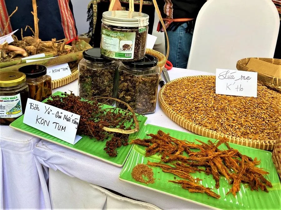 Lúa mẹ K&apos;Ho giới thiệu đến người tiêu dùng. ẢNH: TÚ UYÊN