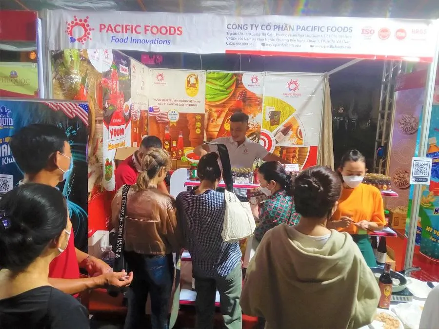 Nước mắm truyền thống cho dùng thử khuyến mãi thu hút được nhiều người tiêu dùng. ẢNH: TÚ UYÊN