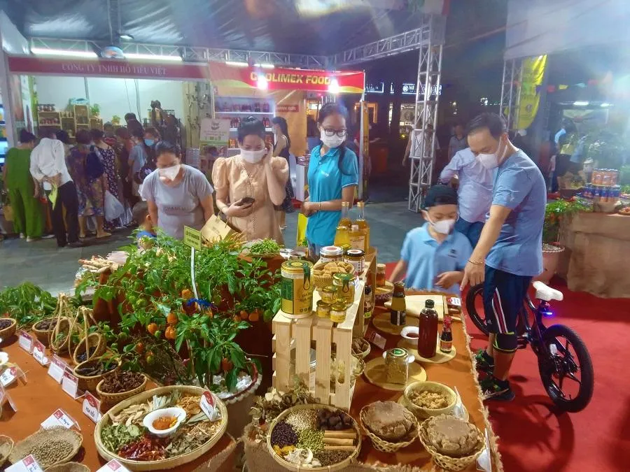 Một số gia đình cùng đến tìm hiểu các loại gia vị. ẢNH: TÚ UYÊN