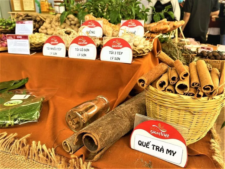 Tỏi lý sơn, quế trà My được giới thiệu đến khách tham quan. ẢNH: TÚ UYÊN