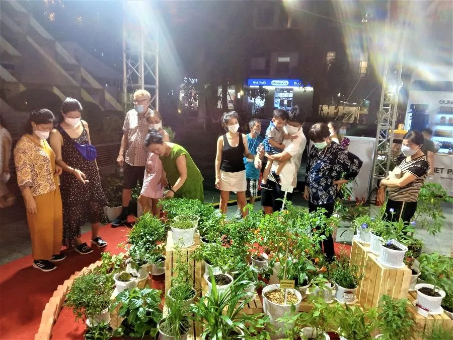 Khách tham quan chia sẻ một số loại gia vị lâu nay chỉ nghe tên đến lễ hội mới biết &quot;mặt mũi&quot; ra sao. ẢNH: TÚ UYÊN