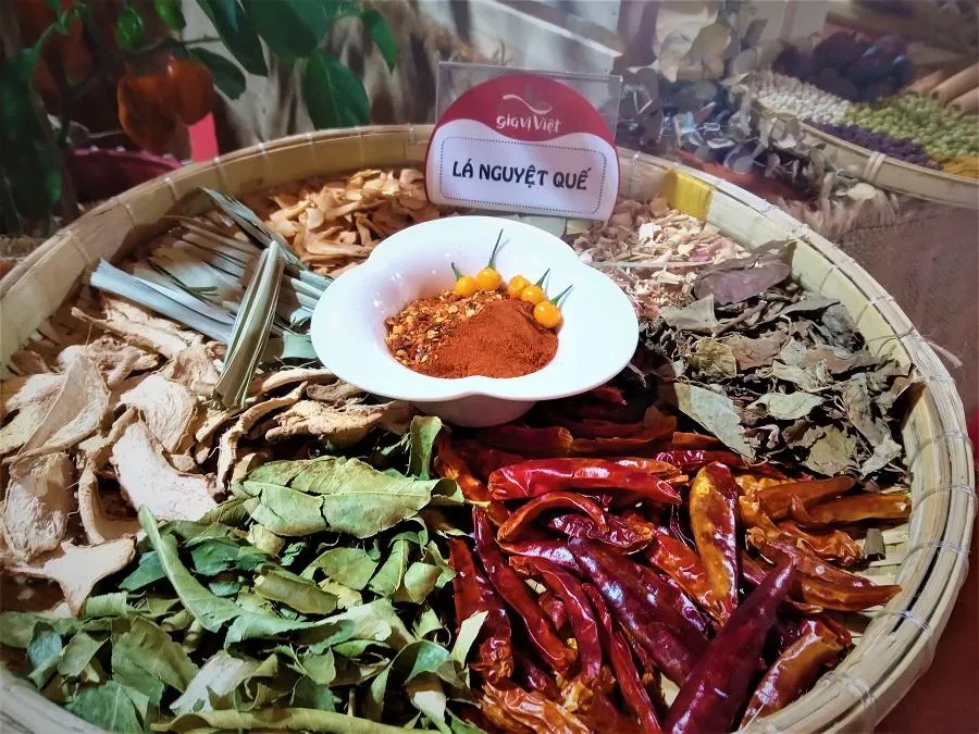 Các loại gia vị khô được trưng bày tại lễ hội. ẢNH: TÚ UYÊN