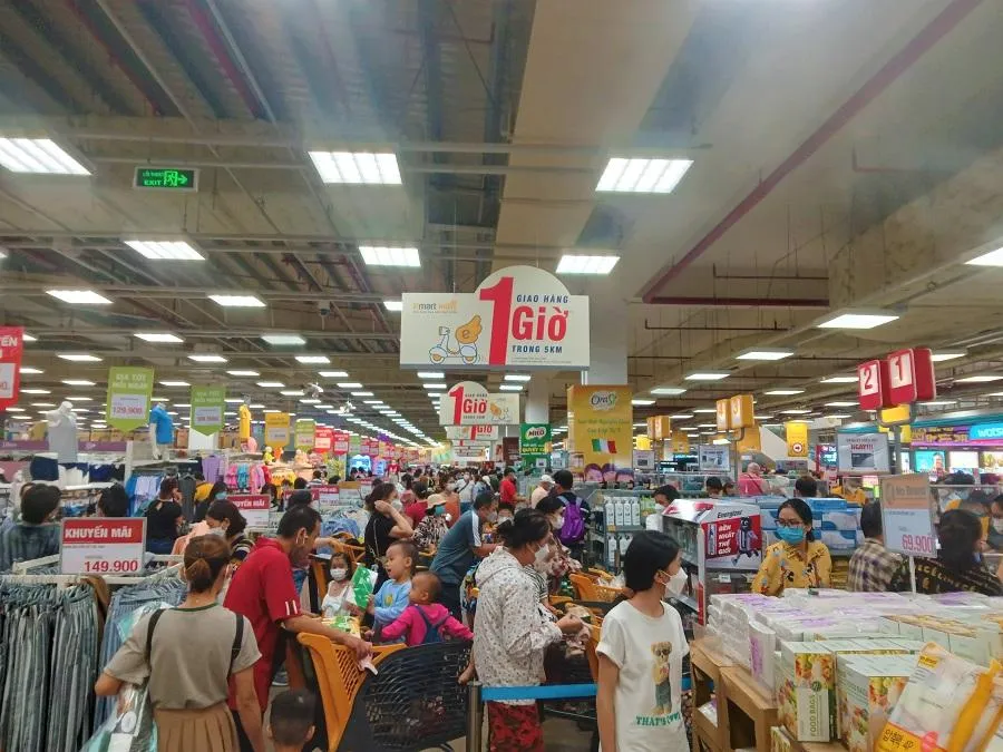 Nhiều người dân xếp hàng chờ tính tiền.