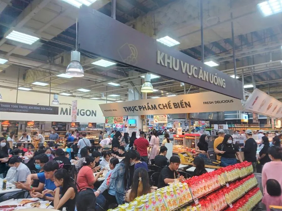 Nhiều gia đình chọn khu vực ăn uống để thưởng thức các món ăn.