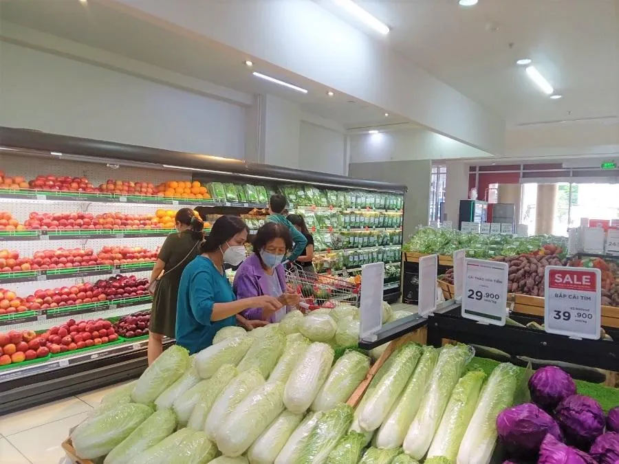 Trưa ngày 1-5 tại Tops Market khu vực thực phẩm tươi sống có nhiều người dân mua sắm .