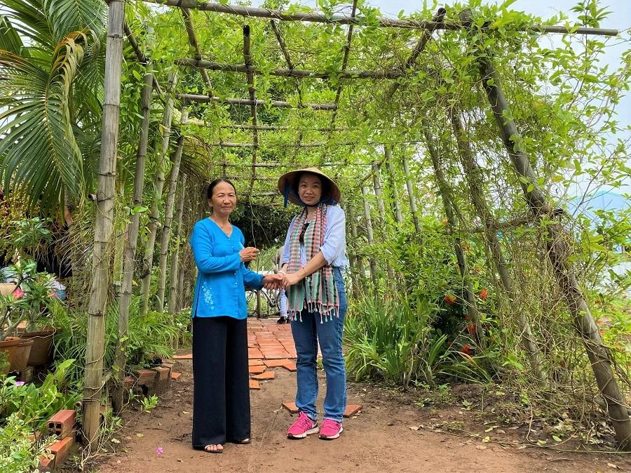 Bà Vân chụp ảnh lưu niệm cùng doanh nghiệp du lịch TP.HCM.