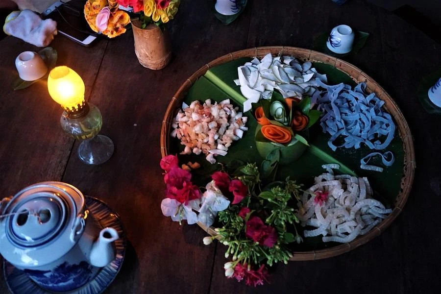 Du khách thích món mứt bưởi và ấn tượng khi thưởng thức trong ánh đèn dầu, gợi nhớ kí ức tuổi thơ.