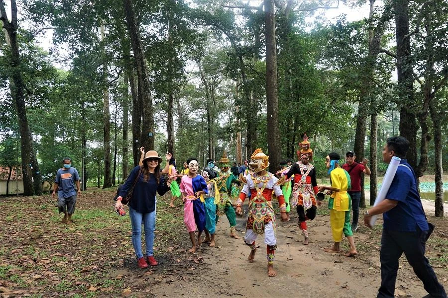 Đoàn múa trống Sa Dăm mang đến sự vui nhộn đặc sắc từ các nhạc cụ và điệu múa đón khách tham quan chùa Âng