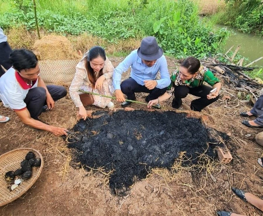 Cồn Hô không có điện, du khách tranh thủ trước khi trời tối trải nghiệm nướng trứng gà.