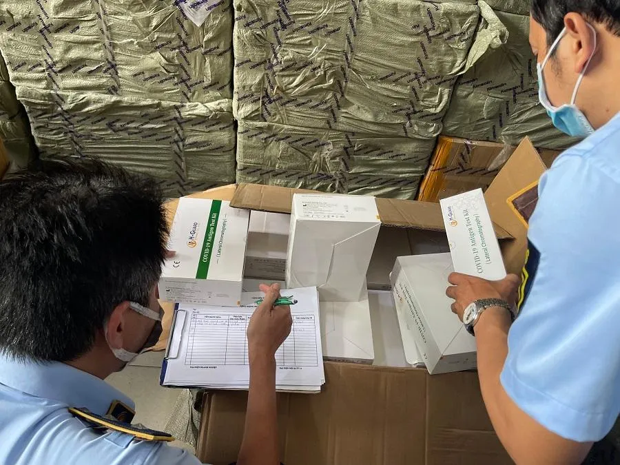 Tháng 3-2021 Cục Quản lý thị trường TP.HCM phát hiện tạm giữ hàng chục ngàn kit test nhanh và thuốc điều trị COVID-19 không rõ nguồn gốc. ẢNH: Cục Quản lý thị trường TP.HCM
