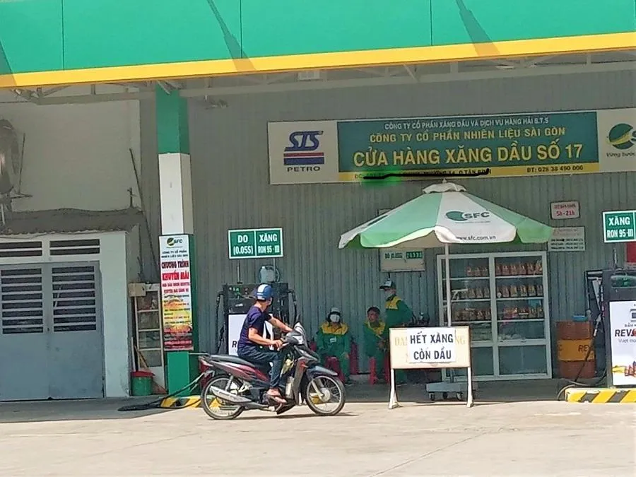Một cửa hàng thông báo hết xăng sáng 11-5. ẢNH: TÚ UYÊN
