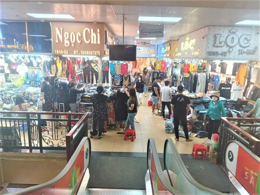 Khách hàng đến tham quan mua sắm tại một số gian hàng trung tâm thương mại An Đông Plaza ngày 12-5. ẢNH: TÚ UYÊN