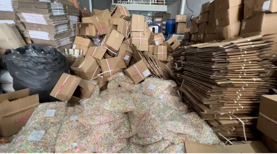 Lực lượng chức năng tạm giữ phương tiện sang bao đóng gói, hàng chục ngàn vỏ túi ni lon kẹo mềm, thùng cạc tông...Ảnh: Tổng Cục QLTT Lực lượng chức năng tạm giữ phương tiện sang bao đóng gói, hàng chục ngàn vỏ túi ni lon kẹo mềm, thùng cạc tông...Ảnh: Tổng Cục QLTT