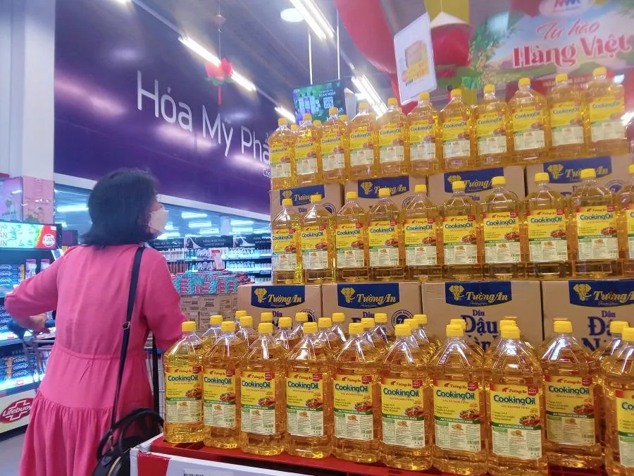 90% nguyên liệu sản xuất dầu ăn doanh nghiệp Việt nhập khẩu nên từ 1-4 một số đơn vị tăng giá 24%. ẢNH: TÚ UYÊN 90% nguyên liệu sản xuất dầu ăn doanh nghiệp Việt nhập khẩu nên từ 1-4 một số đơn vị tăng giá 24%. ẢNH: TÚ UYÊN