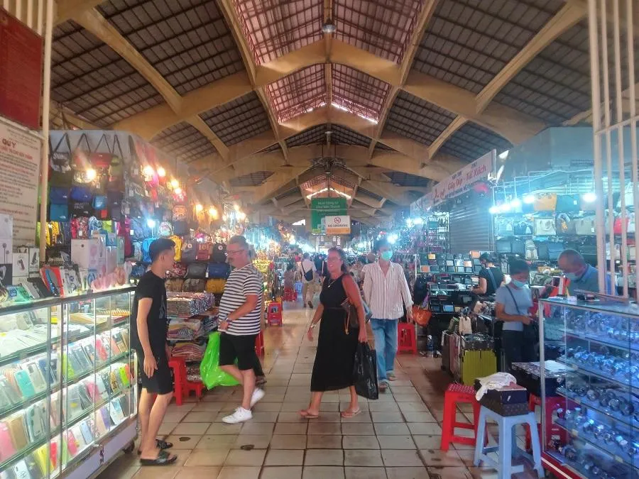 Chợ Bến Thành tùy khu vực mới có nhiều khách đi tham quan mua sắm