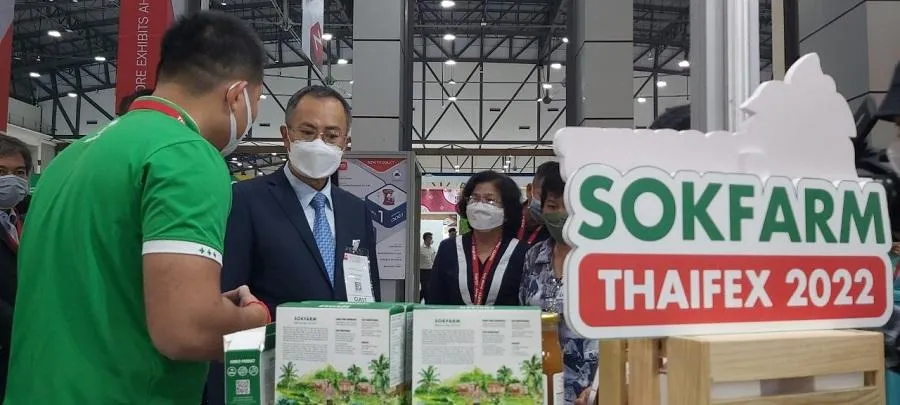 Đại sứ Việt Nam tại Thái Lan tham quan gian hàng trưng bày của doanh nghiệp Việt tại Thaifex 2022. ẢNH: T. QUỲNH Đại sứ Việt Nam tại Thái Lan tham quan gian hàng trưng bày của doanh nghiệp Việt tại Thaifex 2022. ẢNH: T. QUỲNH