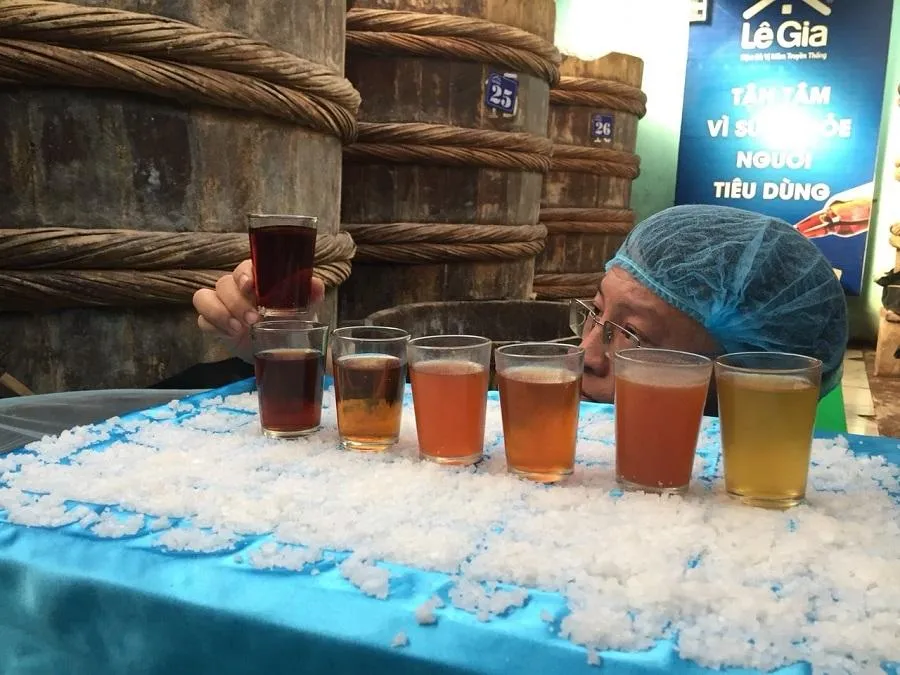 Doanh nghiệp sản xuất nước mắm truyền thống chấp nhận giảm lợi nhuận để bám nghề. ẢNH: L.ANH