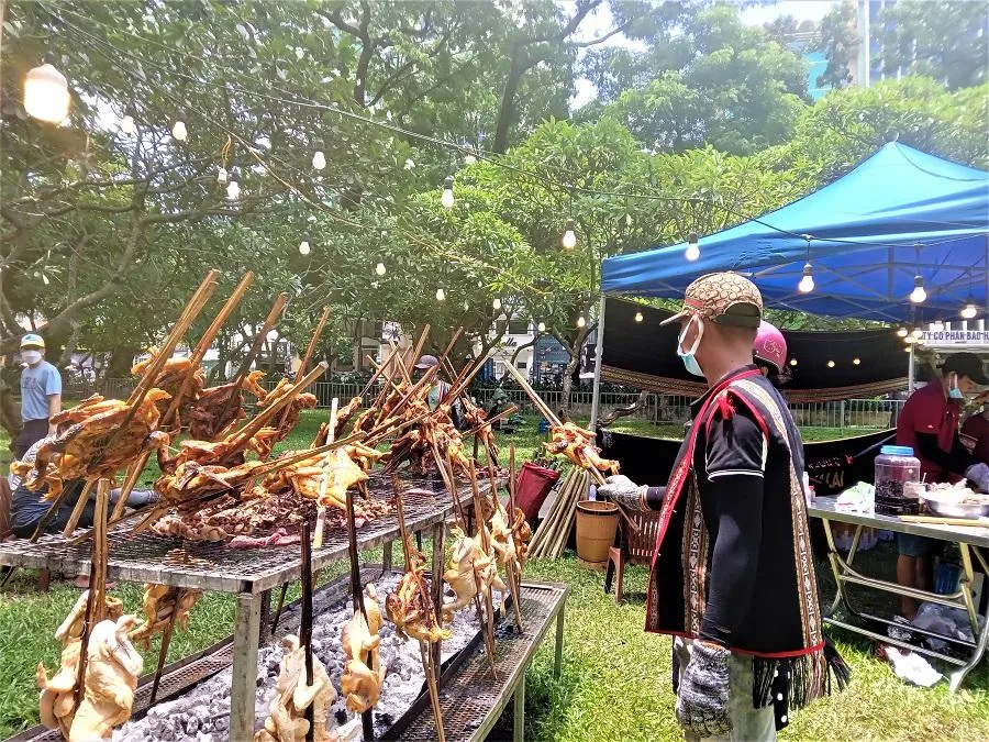 Gà nướng Tây Nguyên tại Ngày hội Du lịch TP.HCM năm 2022. ẢNH: TÚ UYÊN Gà nướng Tây Nguyên tại Ngày hội Du lịch TP.HCM năm 2022. ẢNH: TÚ UYÊN