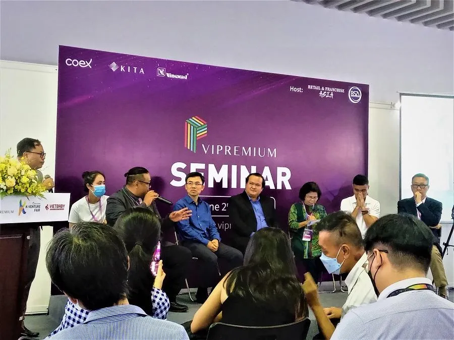 Bà Vũ Kim Hạnh cùng các doanh nghiệp chia sẻ tại tọa đàm. ẢNH: TÚ UYÊN