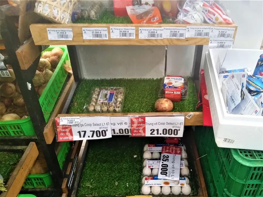 Trứng gà, trứng vịt bình ổn không còn nhiều trên kệ hàng của cửa hàng tiện ích. ẢNH: TÚ UYÊN