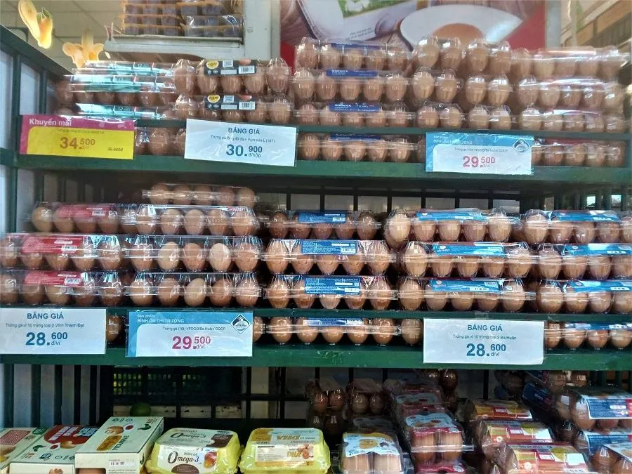 Trứng gà bình ổn bày bán ở siêu thị chênh lệch 4.000-5.500 đồng/hộp so với thị trường ẢNH: TÚ UYÊN Trứng gà bình ổn bày bán ở siêu thị chênh lệch 4.000-5.500 đồng/hộp so với thị trường ẢNH: TÚ UYÊN