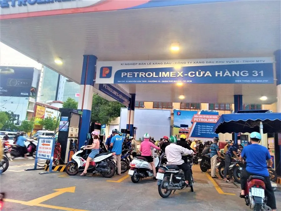 Các mặt hàng thiết yếu như xăng dầu, điện, gas...quan trọng phải đảm bảo nguồn cung. Ảnh: TÚ UYÊN