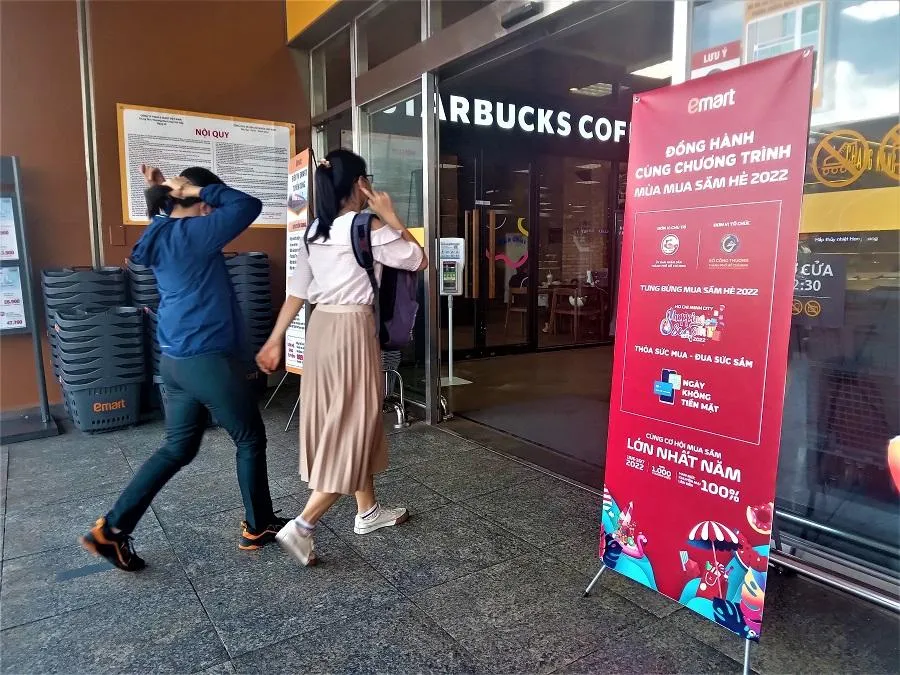 Người dân đến siêu thị mua sắm sáng ngày 15-6. ẢNH: TÚ UYÊN