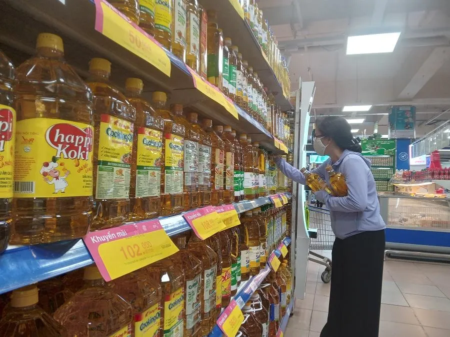 Người tiêu dùng mua sắm tại siêu thị Co.opmart Nguyễn Kiệm, Q,Gò Vấp sáng 15-6. ẢNH: TÚ UYÊN