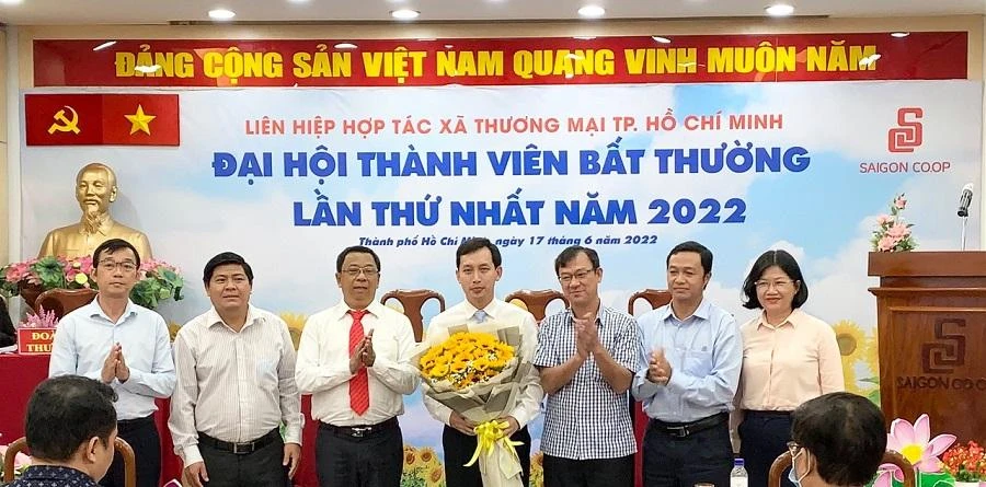 Ông Vũ Anh Khoa (cầm hoa) tân Chủ tịch HĐQT Saigon Co.op. ẢNH: T.THANH