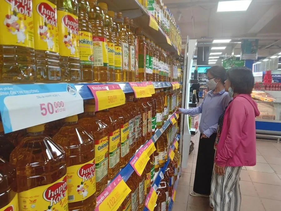 Người tiêu dùng nhạy cảm về giá. ẢNH: TÚ UYÊN