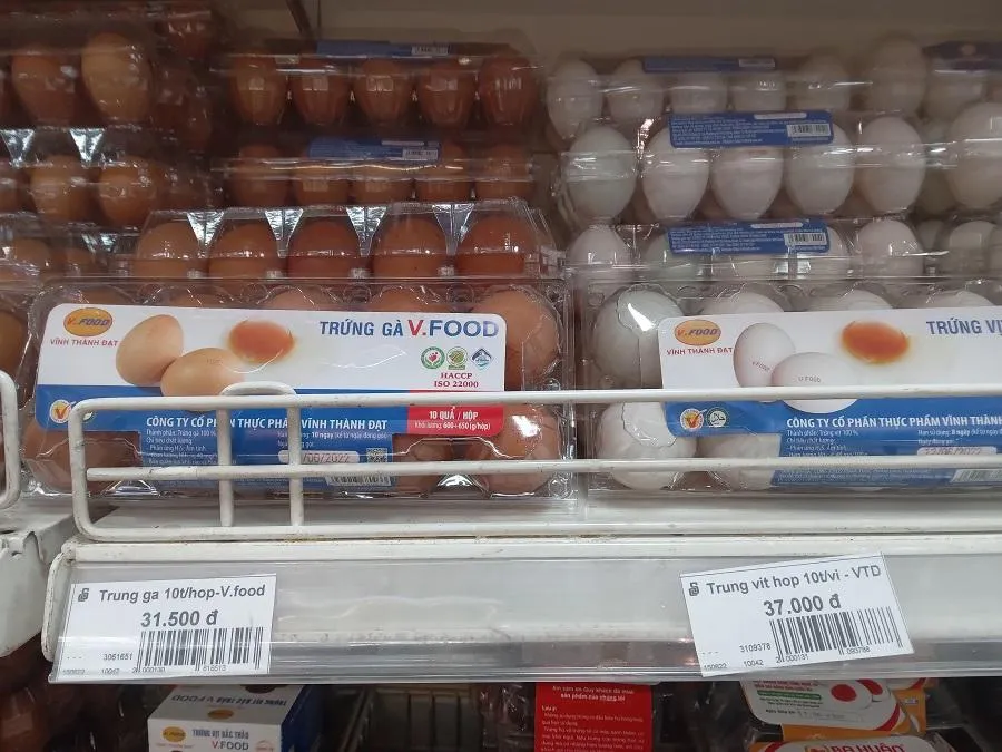 Trứng gia cầm bình ổn vừa được tăng 2.000 đồng/10 quả từ ngày 15-6. ẢNH: TÚ UYÊN