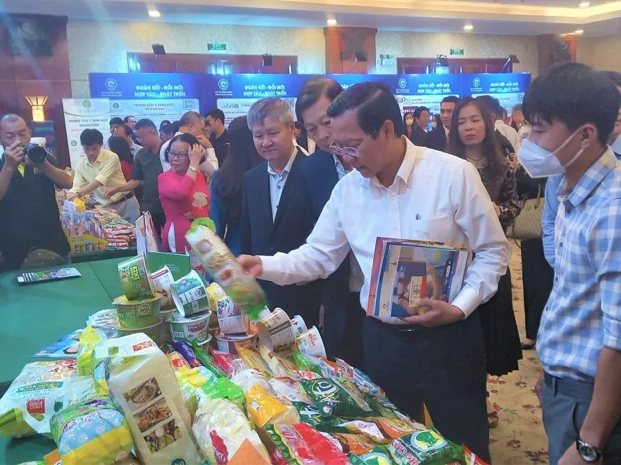 Chủ tịch UBND TP.HCM Phan Văn Mãi tham quan các gian hàng tại hội thảo. ẢNH: TÚ UYÊN