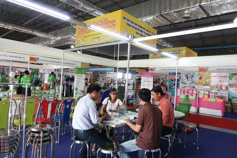 Hàng Việt tại Hội chợ triễn lãm thương mại dịch vụ-dịch vụ-du lịch TP.HCM tỉnh Savanakhet 2019. ẢNH: C.NGỌC Hàng Việt tại Hội chợ triễn lãm thương mại dịch vụ-dịch vụ-du lịch TP.HCM tỉnh Savanakhet 2019. ẢNH: C.NGỌC