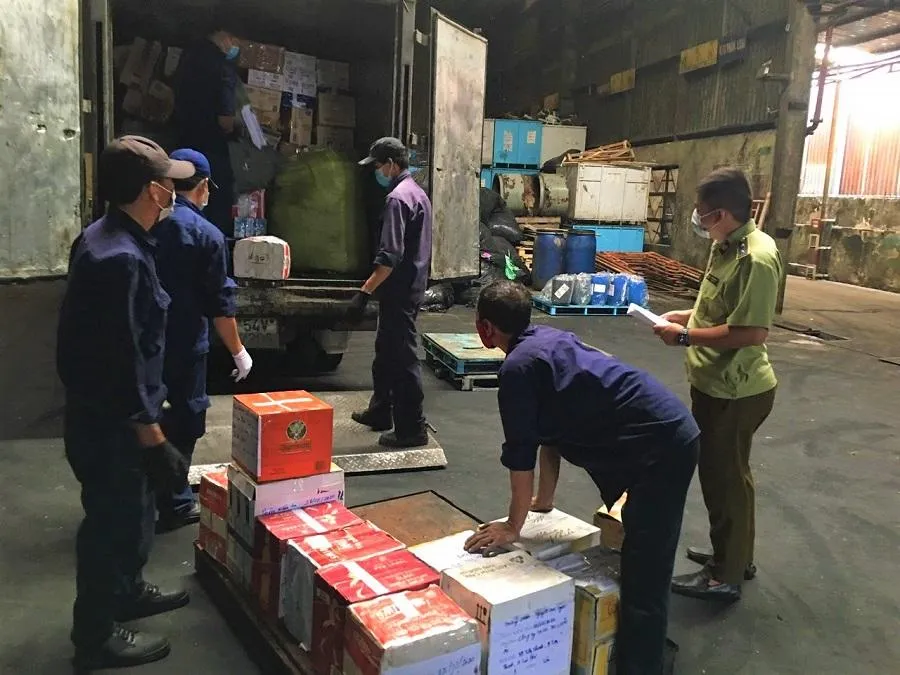 Cục Quản lý thị trường TP.HCM tiêu hủy gần 60.000 sản phẩm mỹ phẩm, quần áo...giả mạo các nhãn hiệu. Ảnh: Cục Quản lý thị trường TP.HCM.