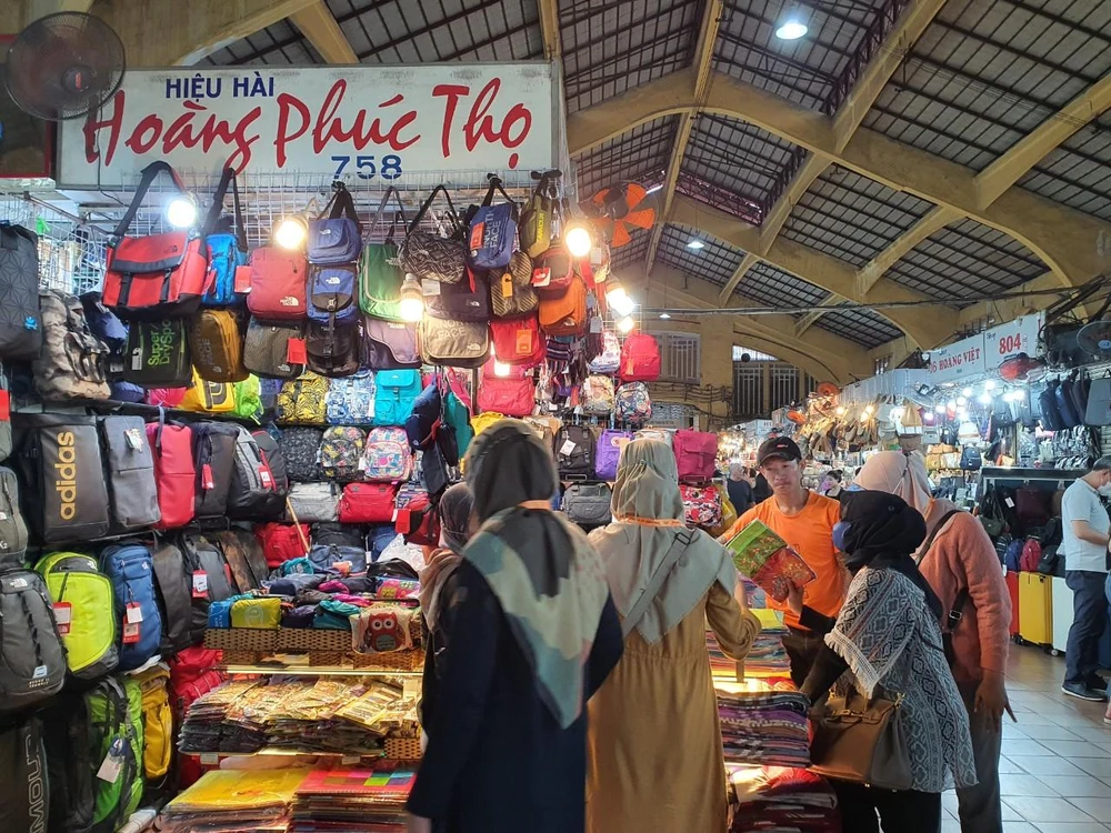 Chợ Bến Thành đã đón khách Malaysia, Indonesia đến tham quan mua sắm