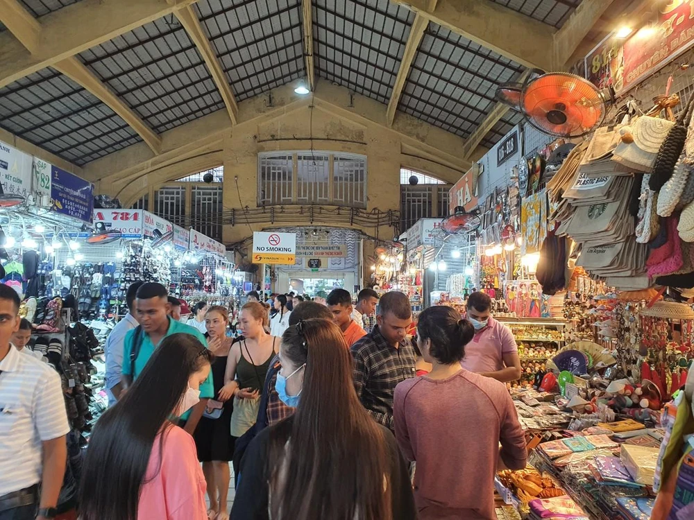 Chợ Bến Thành tấp nập khách đến tham quan mua sắm chiều 24-6