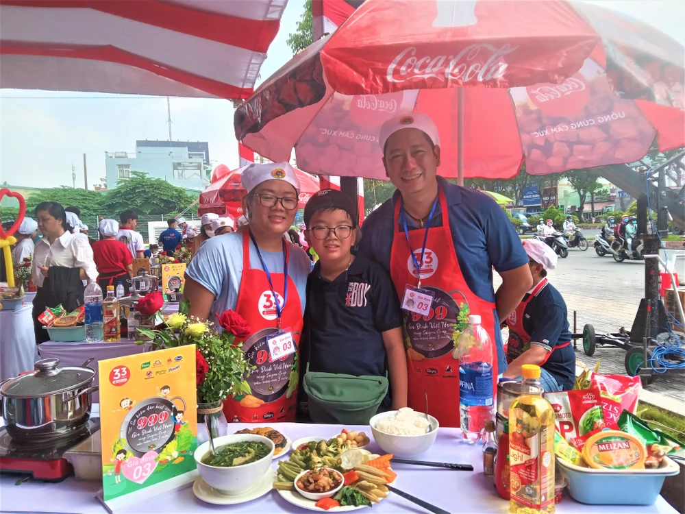 Gia đình bà Thi tham gia nấu bữa cơm gia đình với các món ăn ba miền.