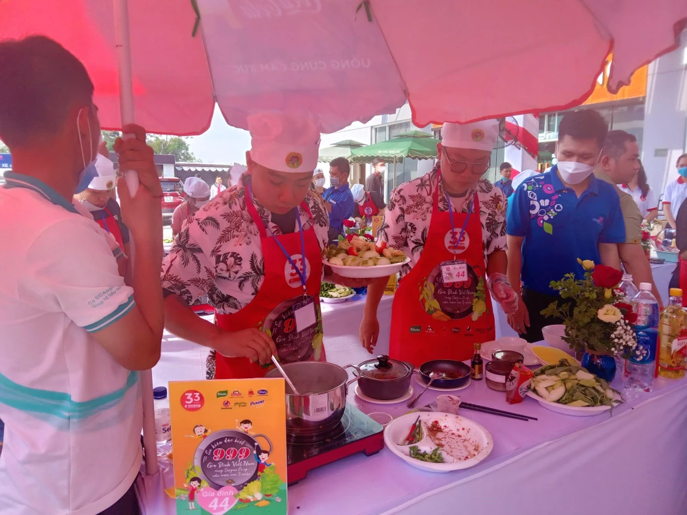 Hai anh em cách nhau 12 tuổi tham gia trổ tài bếp núc