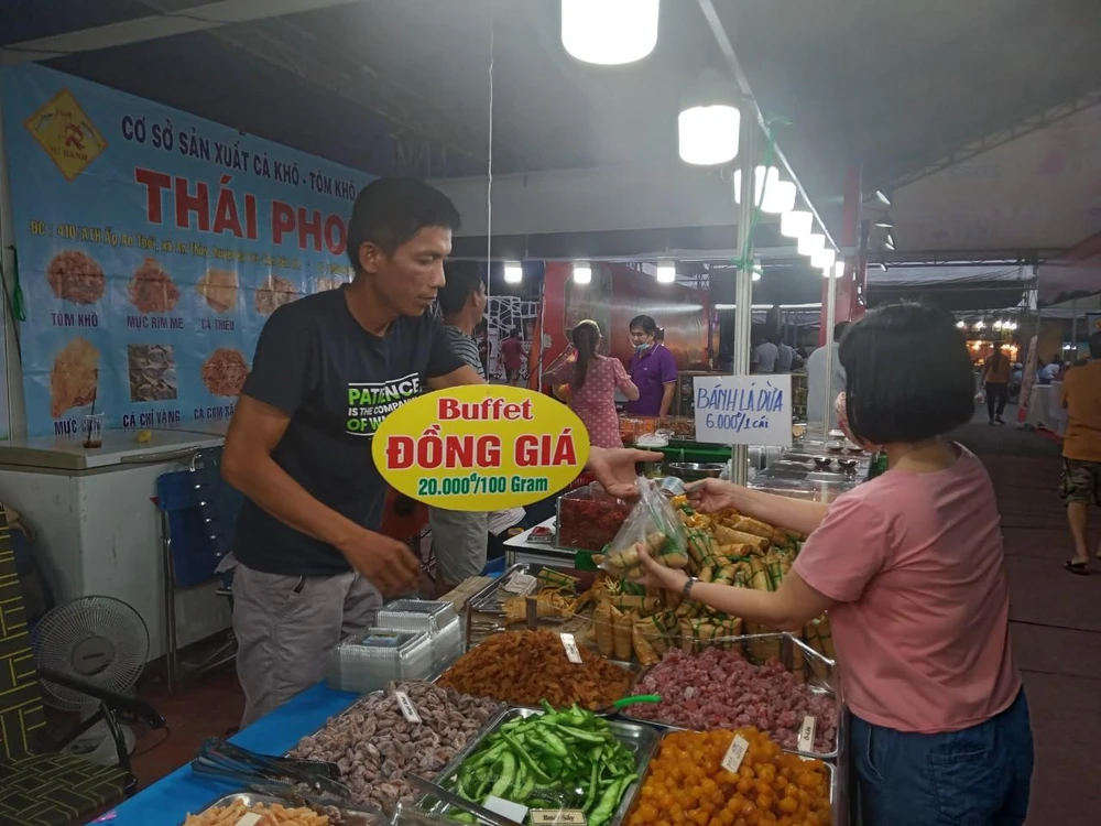 Ẩm thực địa phương và các loại mứt được quảng bá tại hội chợ.